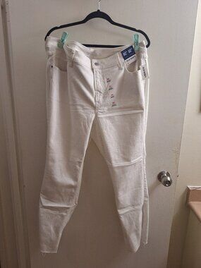 OLD NAVY SKIN JEANS.